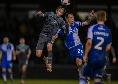 Plymouth Argyle orta saha oyuncusu Callum Wright (26), Papa John 's Trophy karşılaşmasında Bristol Rovers' a karşı Plymouth Argyle Anma Stadyumu, Bristol, İngiltere 'de 10 Ocak 202' de oynanan karşılaşmada havada mücadele etti.