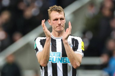 Newcastle United 'dan Dan Burn # 33, Carabao Kupası çeyrek final maçında taraftarları alkışlıyor. Newcastle United - Leicester City maçı, St. James' s Park, Newcastle, İngiltere 10 Ocak 202