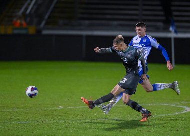 Plymouth Argyle forveti Ben Waine (23), Papa John 's Trophy karşılaşmasında Bristol Rovers' ın Plymouth Argyle 'a karşı oynadığı Memorial Stadyumu, Bristol, İngiltere' de 10 Ocak 202 'de attığı şutu ıskaladı.