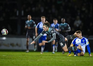 Plymouth Argyle orta saha oyuncusu Callum Wright (26), Papa John 's Trophy karşılaşmasında Bristol Rovers' ın Plymouth Argyle 'a karşı oynadığı Bristol Stadyumu' nda 10 Ocak 202 'de top ile faul yaptı.