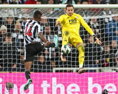 Leicester City 'den Danny Ward topu Newcastle United' ın 14 numarası Alexander Isak 'tan alıyor. Newcastle United, Leicester City' e karşı 10 Ocak 202 'de St. James' s Park, Newcastle 'da oynanan Carabao Kupası çeyrek final maçında.