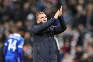 Leicester City 'nin teknik direktörü Brendan Rodgers, Carabao Kupası çeyrek final maçının sonunda Newcastle United ile Leicester City arasındaki St.James' s Park, Newcastle, İngiltere, 10 Ocak 202 'de oynanan karşılaşmada taraftarları alkışlıyor.
