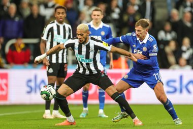 Newcastle United 'dan Joelinton # 7, Leicester City' den Marc Albrighton 'ı 10 Ocak 202' de St.James 's Park, Newcastle' da oynanan Newcastle United-Leicester maçında durdurdu.