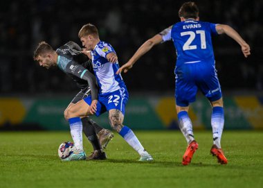 Plymouth Argyle orta saha oyuncusu Matt Butcher (7), Papa John 's Trophy maçında Bristol Rovers' ın Bristol Stadyumu 'nda Plymouth Argyle' a karşı oynadığı maçta topu koruyor.