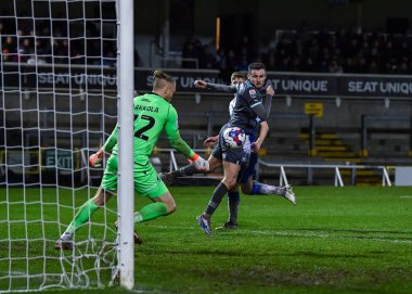 Plymouth Argyle defans oyuncusu Macaulay Gillesphey (3) kaleye doğru topu sürüyor ve Bristol Rovers kalecisi Anssi Jaakkola (32) Papa John 's Trophy karşılaşmasında Bristol Rovers' a karşı Plymouth Argyle, Bristol, Un 'daki Memorial Stadyumu' nda kurtardı.