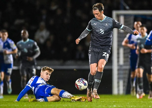 Plymouth Argyle orta saha oyuncusu Callum Wright (26), Bristol Rovers orta saha oyuncusu Glenn Whelan (25), Papa John 's Trophy karşılaşmasında Bristol Rovers' ın Bristol, İngiltere 'deki Memorial Stadyumu' nda Plymouth Argyle 'a karşı oynadığı maçta faul yaptı.