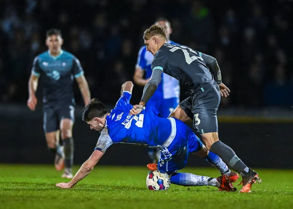 Plymouth forvet Ben Waine (23), Bristol Rovers orta saha oyuncusu Antony Evans 'a (21) Bristol Rovers - Plymouth Argyle maçında faul yaptı.