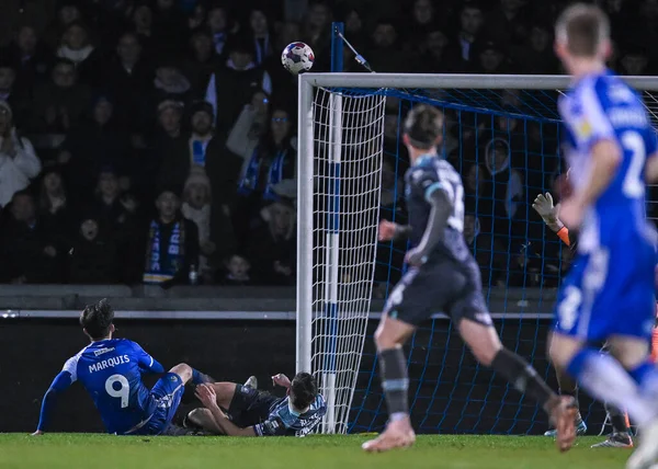 Plymouth Argyle orta saha oyuncusu Joe Edwards (8), Bristol Rovers 'ın Papa John' s Trophy karşılaşmasında Bristol Rovers 'a karşı Plymouth Argyle' a karşı oynadığı 10 Ocak 202 'de Bristol, İngiltere' deki Memorial Stadyumu 'nda Bristol Rovers' a attığı atışı engelledi.