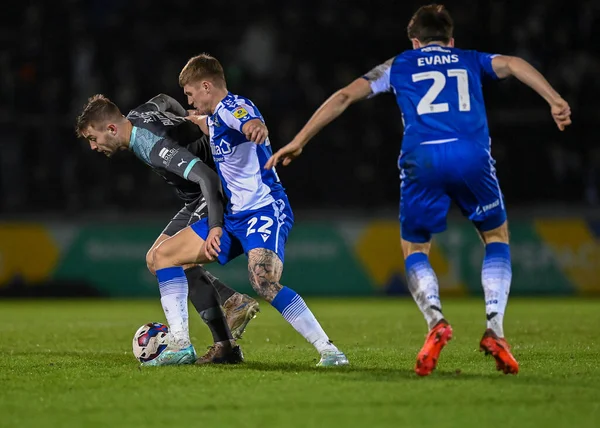 Plymouth Argyle orta saha oyuncusu Matt Butcher (7), Papa John 's Trophy maçında Bristol Rovers' ın Bristol Stadyumu 'nda Plymouth Argyle' a karşı oynadığı maçta topu koruyor.