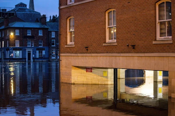 大雨により クイーンズホテルの駐車場は浸水しており ヨークのリバーハウスは 202年1月12日にイギリスのヨーク市中心部で銀行の洪水の建物を破裂させました — ストック写真