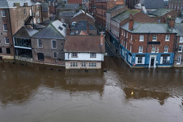 大雨によって洪水が発生した場合 キングス アームズはヨークのリバー ハウスが202年1月12日にイギリスのヨーク市中心部で銀行の洪水の建物を破裂させた — ストック写真