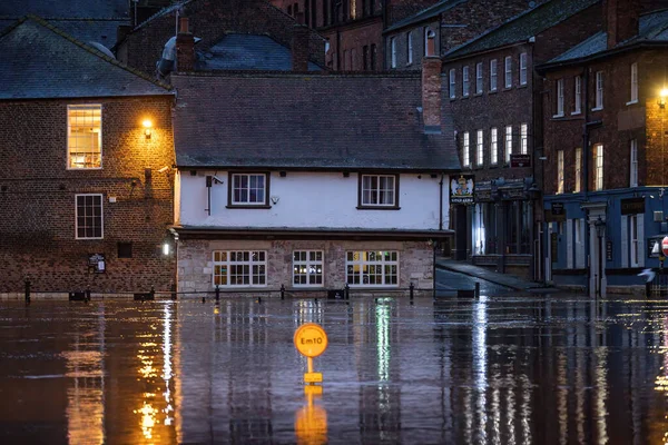 大雨によって洪水が発生した場合 キングス アームズはヨークのリバー ハウスが202年1月12日にイギリスのヨーク市中心部で銀行の洪水の建物を破裂させた — ストック写真