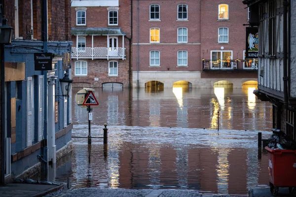 大雨による洪水により地元企業は浸水ヨークのリバー ハウスは 202年1月12日にイギリスのヨーク市中心部で銀行の洪水の建物を破壊した — ストック写真