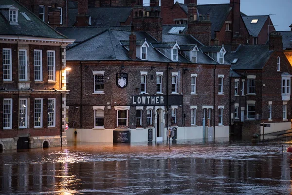 大雨により ロウアー パブは浸水し ヨークのリバー ハウスは 202年1月12日にイギリスのヨーク市中心部で銀行の洪水の建物を破裂させました — ストック写真