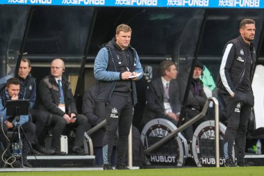Eddie Howe manager of Newcastle United watches on as he makes notes during the Premier League match Newcastle United vs Fulham at St. James's Park, Newcastle, United Kingdom, 15th January 202