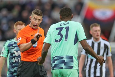 Referee Robert Jones talks with Issa Diop #31 of Fulham during the Premier League match Newcastle United vs Fulham at St. James's Park, Newcastle, United Kingdom, 15th January 202