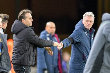 Wolverhampton Wanderers Manager Julen Lopetegui and West Ham United Manager David Moyes sahkes hands after the Premier League match Wolverhampton Wanderers vs West Ham United at Molineux, Wolverhampton, United Kingdom, 14th January 202