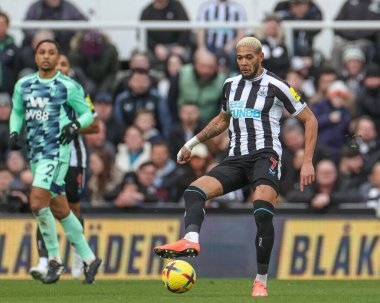 Joelinton #7 of Newcastle United passes the ball during the Premier League match Newcastle United vs Fulham at St. James's Park, Newcastle, United Kingdom, 15th January 202