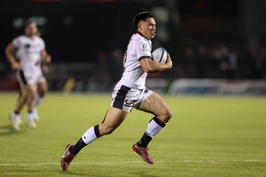 Josia Maraku of Lyon Rugby runs in to score a try during the European Champions Cup match Saracens vs Lyon at StoneX Stadium, London, United Kingdom, 14th January 202