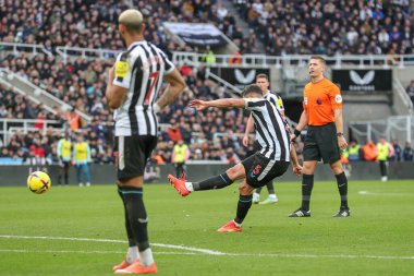 Fabian Schr #5 of Newcastle United takes a free kick which hits the post during the Premier League match Newcastle United vs Fulham at St. James's Park, Newcastle, United Kingdom, 15th January 2023