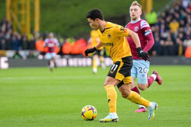 Hwang Hee-Chan #11 of Wolverhampton Wanderers with the ball in front of Jarrod Bowen #20 of West Ham United during the Premier League match Wolverhampton Wanderers vs West Ham United at Molineux, Wolverhampton, United Kingdom, 14th January 202