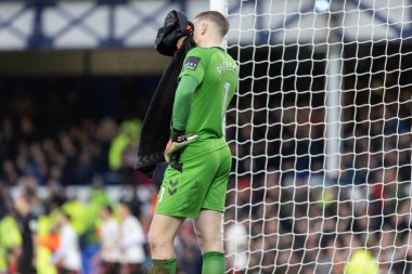 A dejected Jordan Pickford of Everton whilst Southampton celebrate their goal during the Premier League match Everton vs Southampton at Goodison Park, Liverpool, United Kingdom, 14th January 202