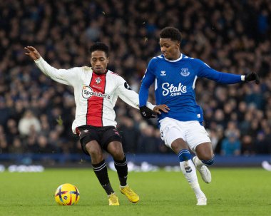 Demarai Gray #11 of Everton and Kyle Walker-Peters #2 of Southampton challenge for the ball during the Premier League match Everton vs Southampton at Goodison Park, Liverpool, United Kingdom, 14th January 202