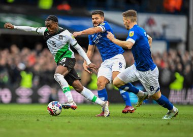 Plymouth Argyle midfielder Jay Matete (28)  goes past Ipswich Town midfielder Sam Morsy  (5) and Ipswich Town midfielder Lee Evans  (8)  during the Sky Bet League 1 match Ipswich Town vs Plymouth Argyle at Portman Road, Ipswich, United Kingdom, 14th 
