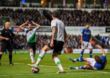 Plymouth Argyle defender Dan Scarr  (6) battles for the ball and fans one Ipswich Town forward Wes Burns  (7) during the Sky Bet League 1 match Ipswich Town vs Plymouth Argyle at Portman Road, Ipswich, United Kingdom, 14th January 202