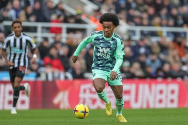 Willian #20 of Fulham runs with the ball during the Premier League match Newcastle United vs Fulham at St. James's Park, Newcastle, United Kingdom, 15th January 202