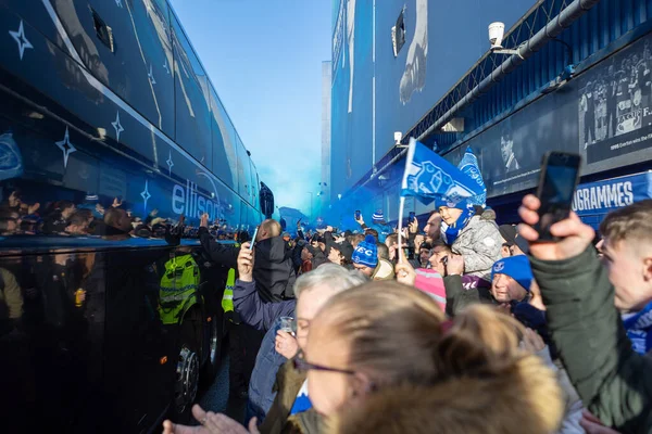 Everton Fans Linje Goodison Road Idet Lagbussen Passerer Før Premier – stockfoto