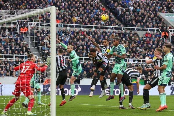 Callum Wilson #9 of Newcastle United heads the ball just past the post during the Premier League match Newcastle United vs Fulham at St. James's Park, Newcastle, United Kingdom, 15th January 202