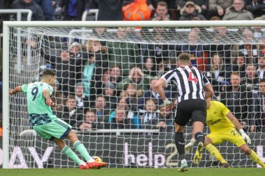 Aleksandar Mitrovi #9 of Fulham scores a penalty but touches it twice so a goal kick is given during the Premier League match Newcastle United vs Fulham at St. James's Park, Newcastle, United Kingdom, 15th January 2023