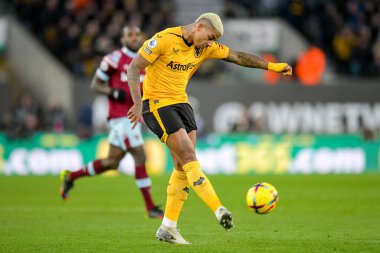 Mario Lemina #5 of Wolverhampton Wanderers has a shot during the Premier League match Wolverhampton Wanderers vs West Ham United at Molineux, Wolverhampton, United Kingdom, 14th January 202