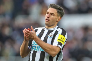 Fabian Schr #5 of Newcastle United applauds the home fans ahead of the Premier League match Newcastle United vs Fulham at St. James's Park, Newcastle, United Kingdom, 15th January 2023