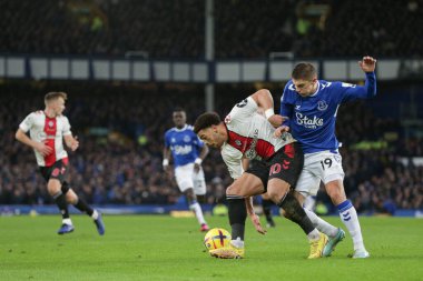 Vitaliy Mykolenko #19 of Everton pressures Che Adams #10 of Southampton in possession during the Premier League match Everton vs Southampton at Goodison Park, Liverpool, United Kingdom, 14th January 202