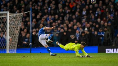 Plymouth Argyle goalkeeper Michael Cooper  (1) makes a brave head clearance out of the big box with his head while under pressure from Ipswich Town forward Wes Burns  (7) during the Sky Bet League 1 match Ipswich Town vs Plymouth Argyle at Portman Ro