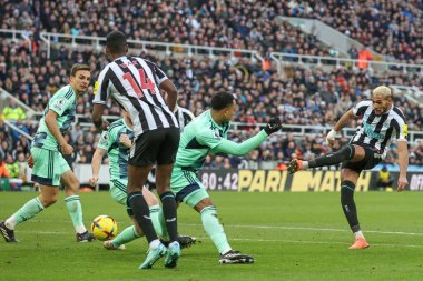 Allan Saint-Maximin #10 of Newcastle United has a shot at goal during the Premier League match Newcastle United vs Fulham at St. James's Park, Newcastle, United Kingdom, 15th January 202