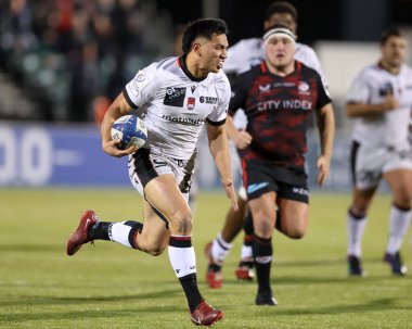 Josia Maraku of Lyon Rugby breaks away to score a try during the European Champions Cup match Saracens vs Lyon at StoneX Stadium, London, United Kingdom, 14th January 202