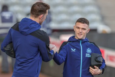 Chris Wood #20 of Newcastle United and Kieran Trippier #2 of Newcastle United shake hands as they arrive ahead of the Premier League match Newcastle United vs Fulham at St. James's Park, Newcastle, United Kingdom, 15th January 202