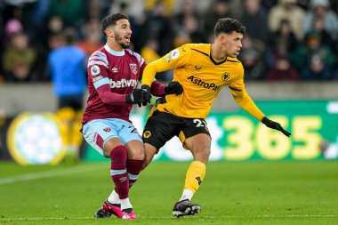 Matheus Nunes #27 of Wolverhampton Wanderers tussles with Manuel Lanzini #10 of West Ham United during the Premier League match Wolverhampton Wanderers vs West Ham United at Molineux, Wolverhampton, United Kingdom, 14th January 202