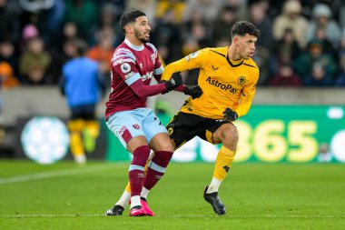 Matheus Nunes #27 of Wolverhampton Wanderers tussles with Manuel Lanzini #10 of West Ham United during the Premier League match Wolverhampton Wanderers vs West Ham United at Molineux, Wolverhampton, United Kingdom, 14th January 202