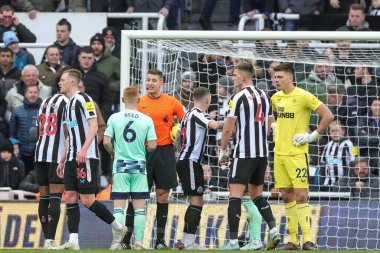 Referee Robert Jones talks with Harrison Reed #6 of Fulham during the Premier League match Newcastle United vs Fulham at St. James's Park, Newcastle, United Kingdom, 15th January 202