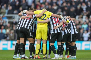 Newcastle United players form a huddle ahead of the Premier League match Newcastle United vs Fulham at St. James's Park, Newcastle, United Kingdom, 15th January 202