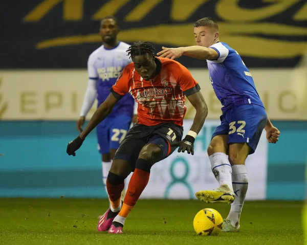 Elijah Adebayo Luton Town Competes Ball Charlie Hughes Wigan Athletic — Stockfoto