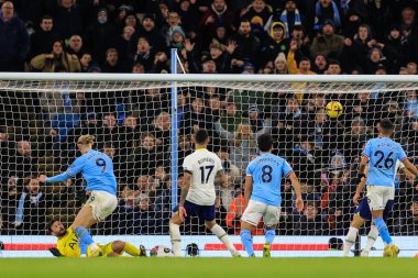 Erling Hland #9 of Manchester City scores to make it 2-2 during the Premier League match Manchester City vs Tottenham Hotspur at Etihad Stadium, Manchester, United Kingdom, 19th January 2023