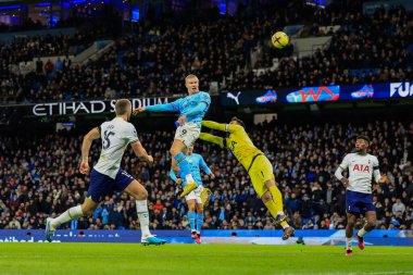 Erling Hland #9 of Manchester City heads on goal as Hugo Lloris #1 of Tottenham Hotspur pushes him away during the Premier League match Manchester City vs Tottenham Hotspur at Etihad Stadium, Manchester, United Kingdom, 19th January 2023