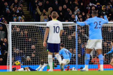 Julin lvarez #19 of Manchester City scores to make it 1-2 during the Premier League match Manchester City vs Tottenham Hotspur at Etihad Stadium, Manchester, United Kingdom, 19th January 2023