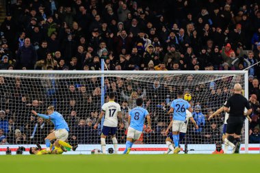 Erling Hland #9 of Manchester City scores to make it 2-2 during the Premier League match Manchester City vs Tottenham Hotspur at Etihad Stadium, Manchester, United Kingdom, 19th January 2023