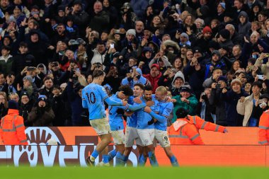 Riyad Mahrez #26 of Manchester City celebrates his goal to make it 3-2 with team mates during the Premier League match Manchester City vs Tottenham Hotspur at Etihad Stadium, Manchester, United Kingdom, 19th January 202